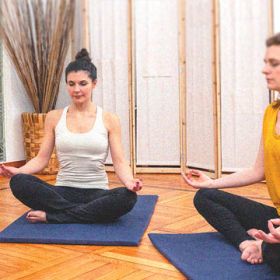 Foto di insegnante di Yoga Integrale mentre mostra un esercizio
