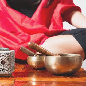 Foto di insegnante di Yoga Integrale mentre mostra un esercizio