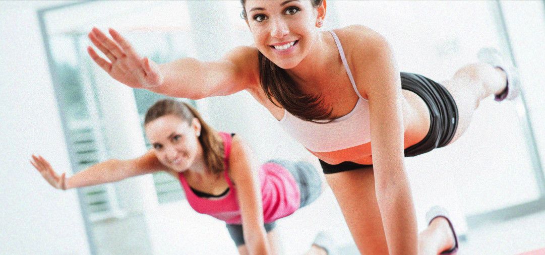 Due giovani ragazze eseguono esercizi di Pilates