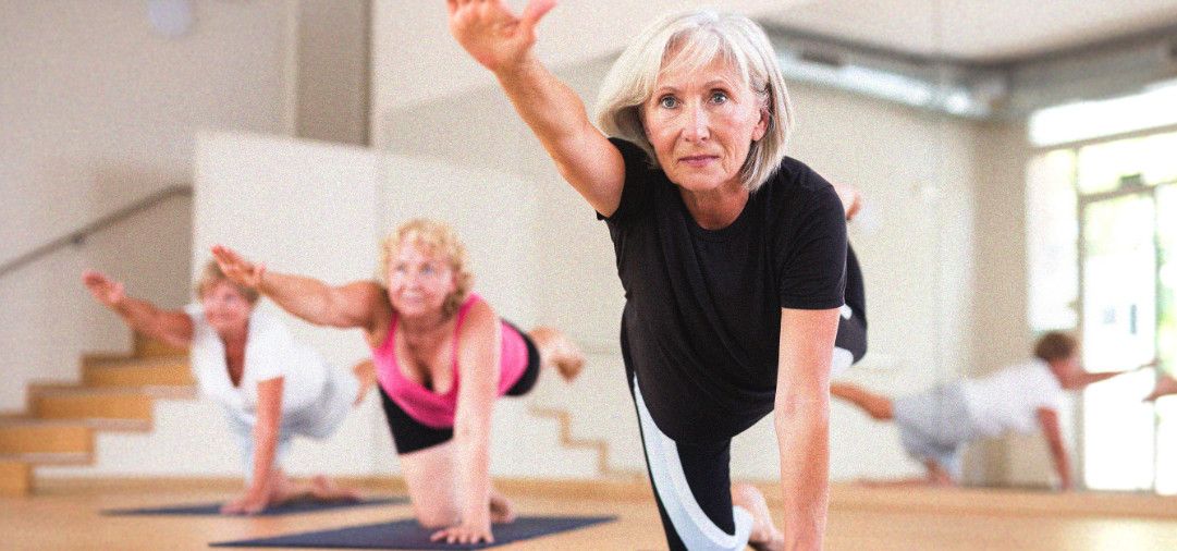 Un gruppo di persone esegue esercizi di ginnastica posturale